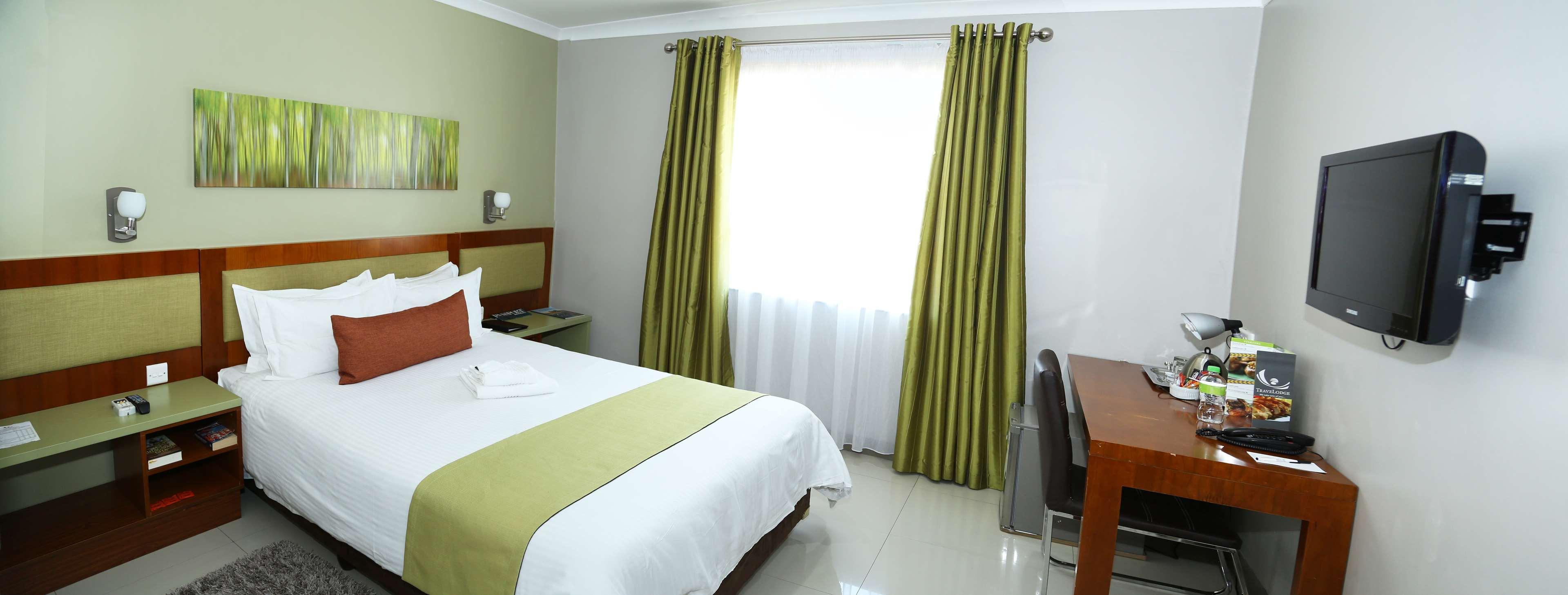 ทราเวลล้อดจ์ โฮเต็ล Hotel กาโบโรเน ภายนอก รูปภาพ