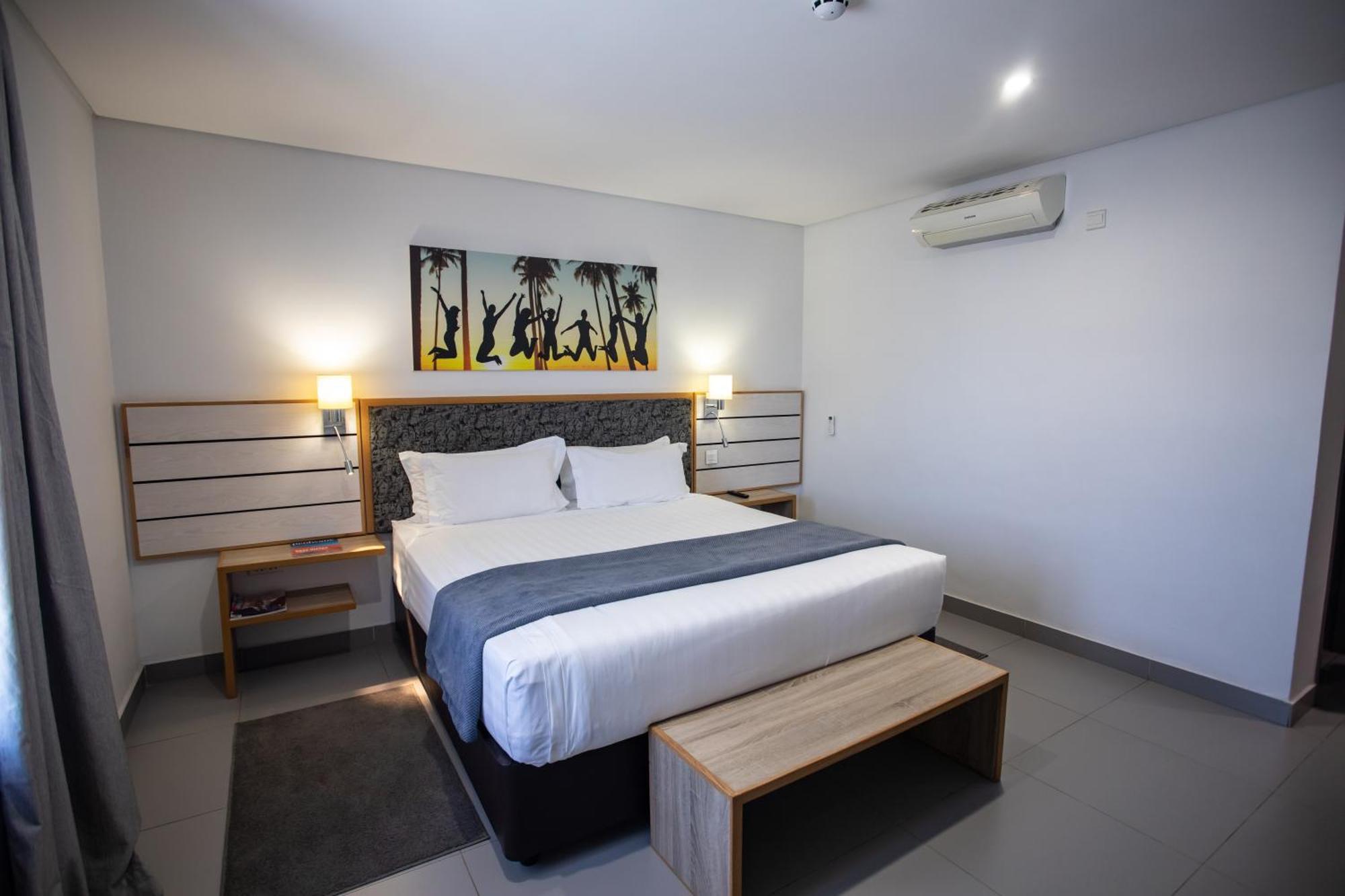 ทราเวลล้อดจ์ โฮเต็ล Hotel กาโบโรเน ภายนอก รูปภาพ