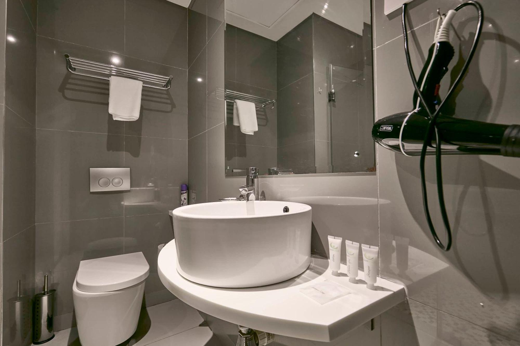ทราเวลล้อดจ์ โฮเต็ล Hotel กาโบโรเน ภายนอก รูปภาพ