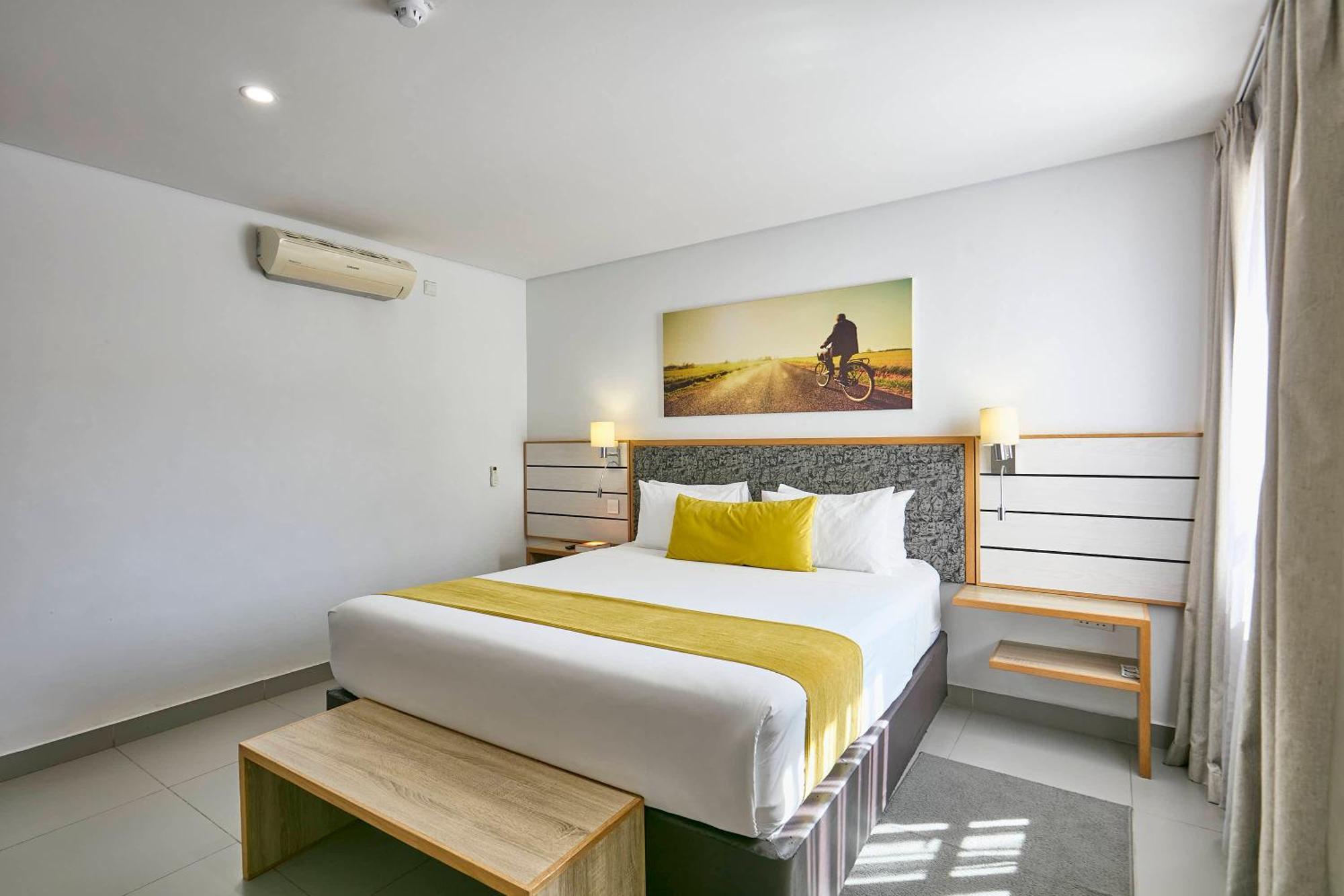 ทราเวลล้อดจ์ โฮเต็ล Hotel กาโบโรเน ภายนอก รูปภาพ