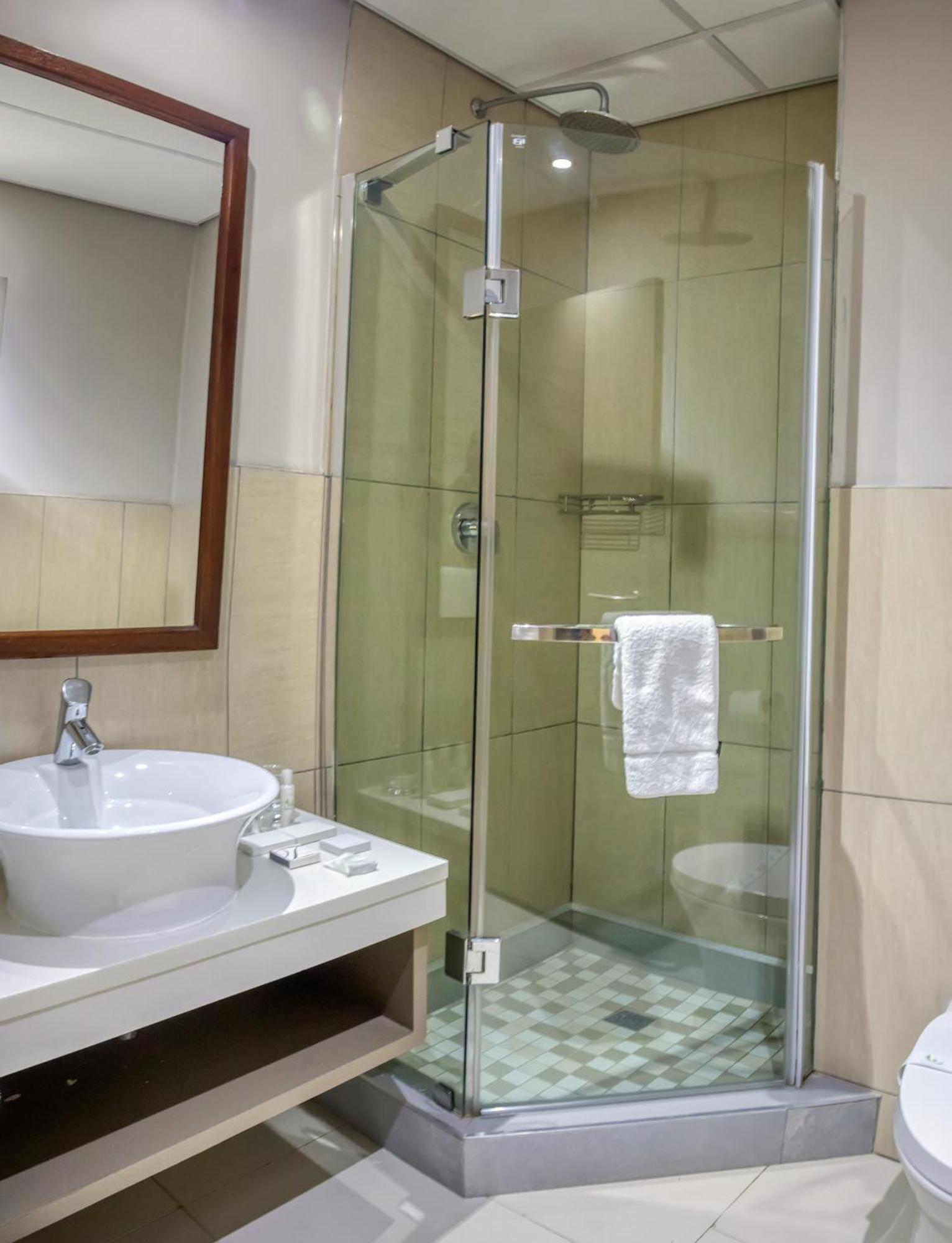 ทราเวลล้อดจ์ โฮเต็ล Hotel กาโบโรเน ภายนอก รูปภาพ