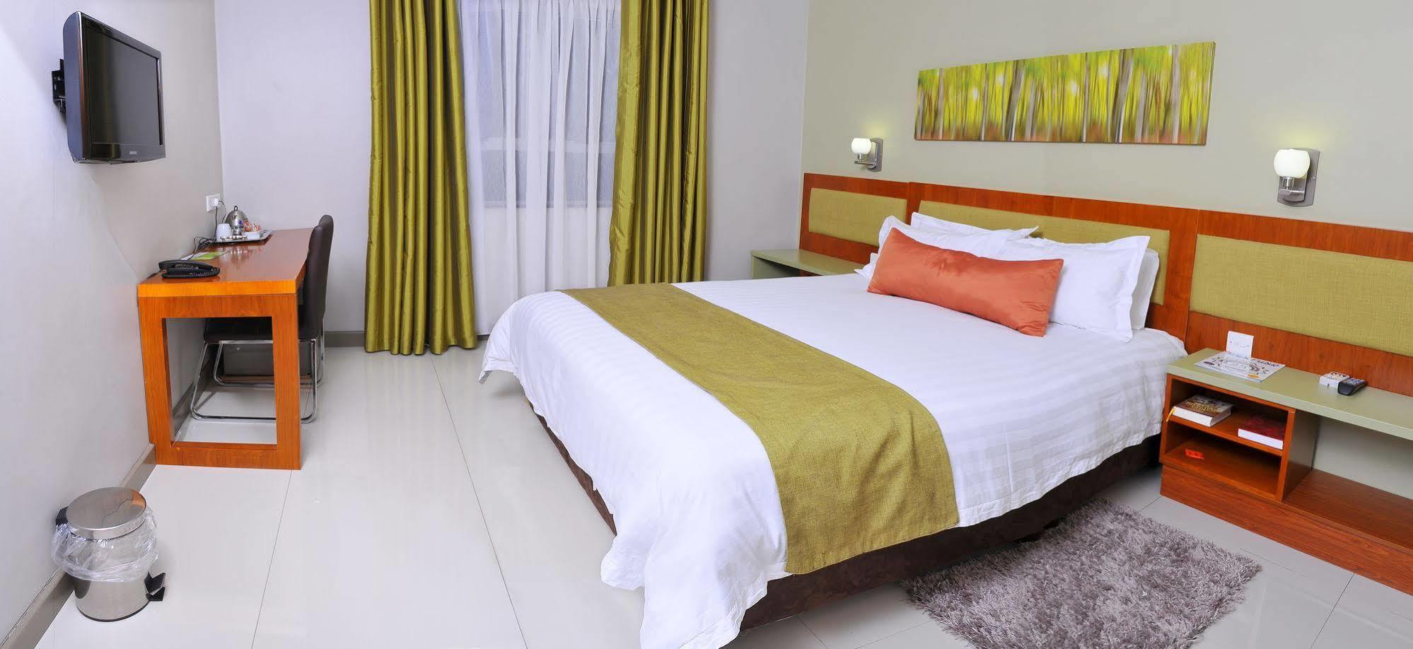 ทราเวลล้อดจ์ โฮเต็ล Hotel กาโบโรเน ภายนอก รูปภาพ