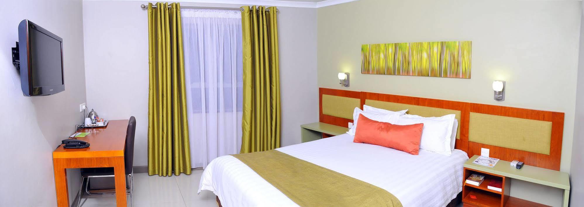 ทราเวลล้อดจ์ โฮเต็ล Hotel กาโบโรเน ภายนอก รูปภาพ