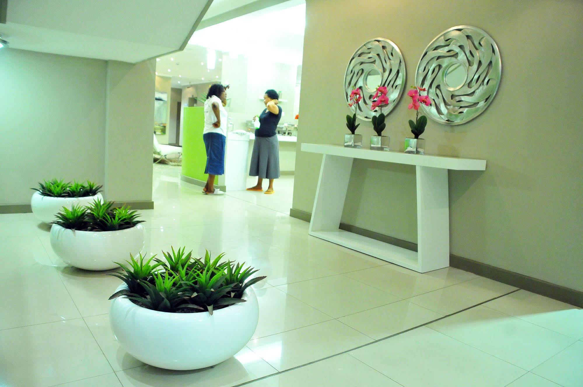 ทราเวลล้อดจ์ โฮเต็ล Hotel กาโบโรเน ภายนอก รูปภาพ