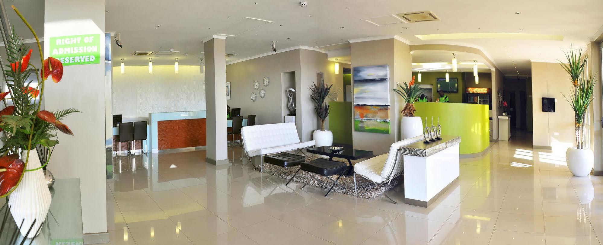ทราเวลล้อดจ์ โฮเต็ล Hotel กาโบโรเน ภายนอก รูปภาพ